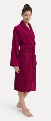 Vrouw in een fuchsia-kleurige badjas met sjaalkraag, zijaanzicht