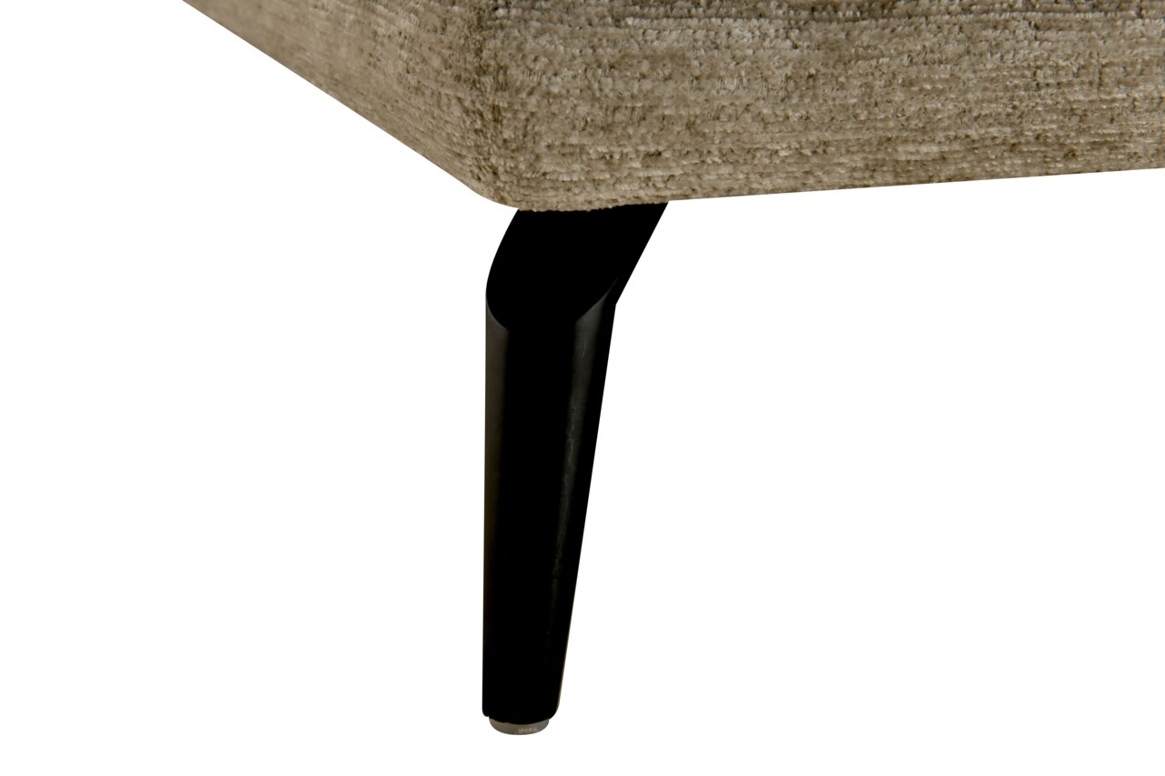 Nahaufnahme eines schwarzen Möbelfußes mit beigem Stoffbezug, perspektivisch von der Seite aufgenommen.