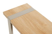 Nahaufnahme eines Beistelltisches mit Holzoptik und Metallrahmen, von oben betrachtet.