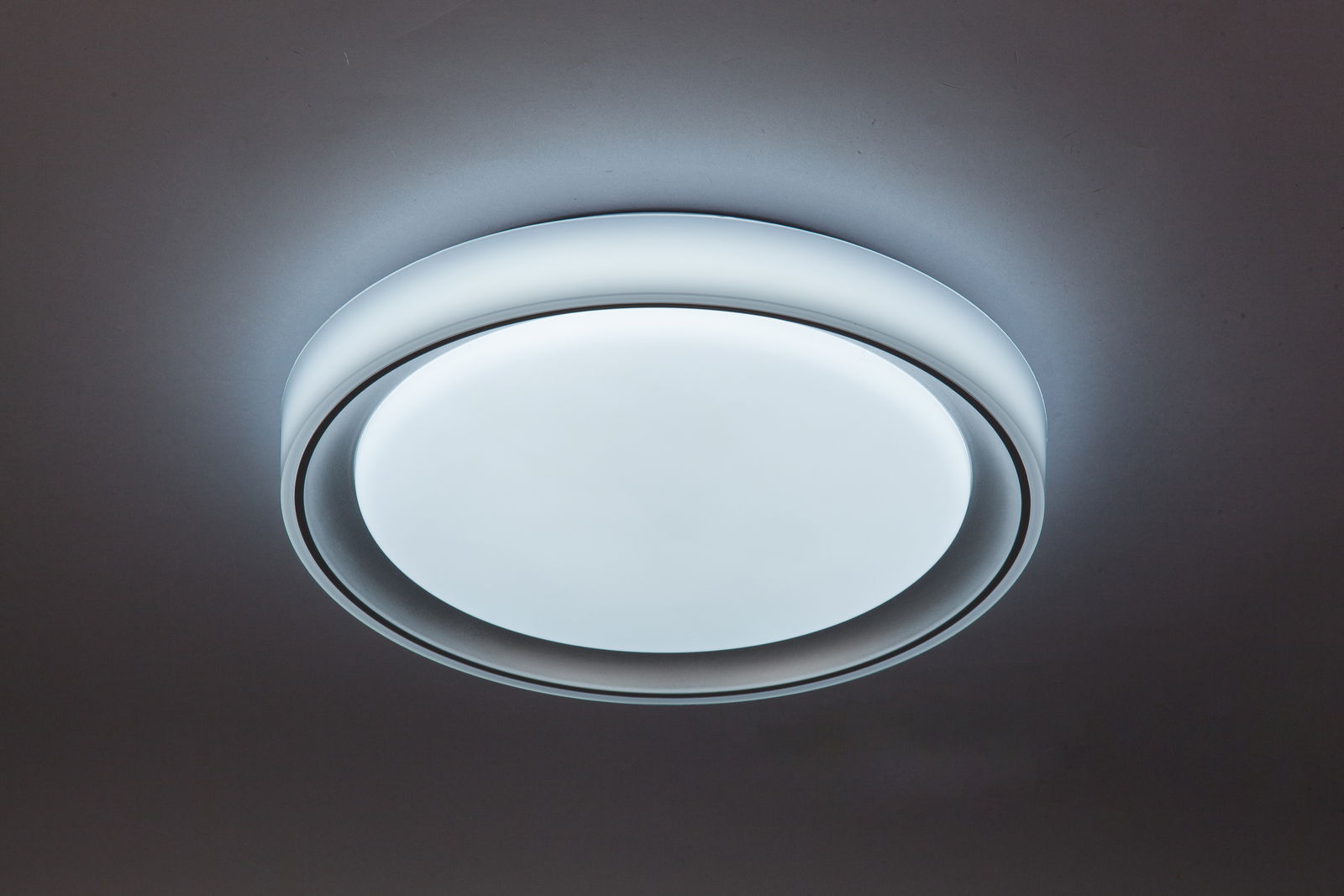 Runde LED-Deckenleuchte in moderner Optik, von unten betrachtet