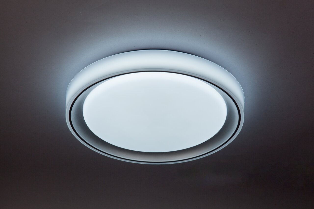 Runde LED-Deckenleuchte in moderner Optik, von unten betrachtet