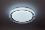 Runde LED-Deckenleuchte in moderner Optik, von unten betrachtet