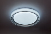 Ronde led-plafondlamp met een moderne uitstraling, gezien van onderaf