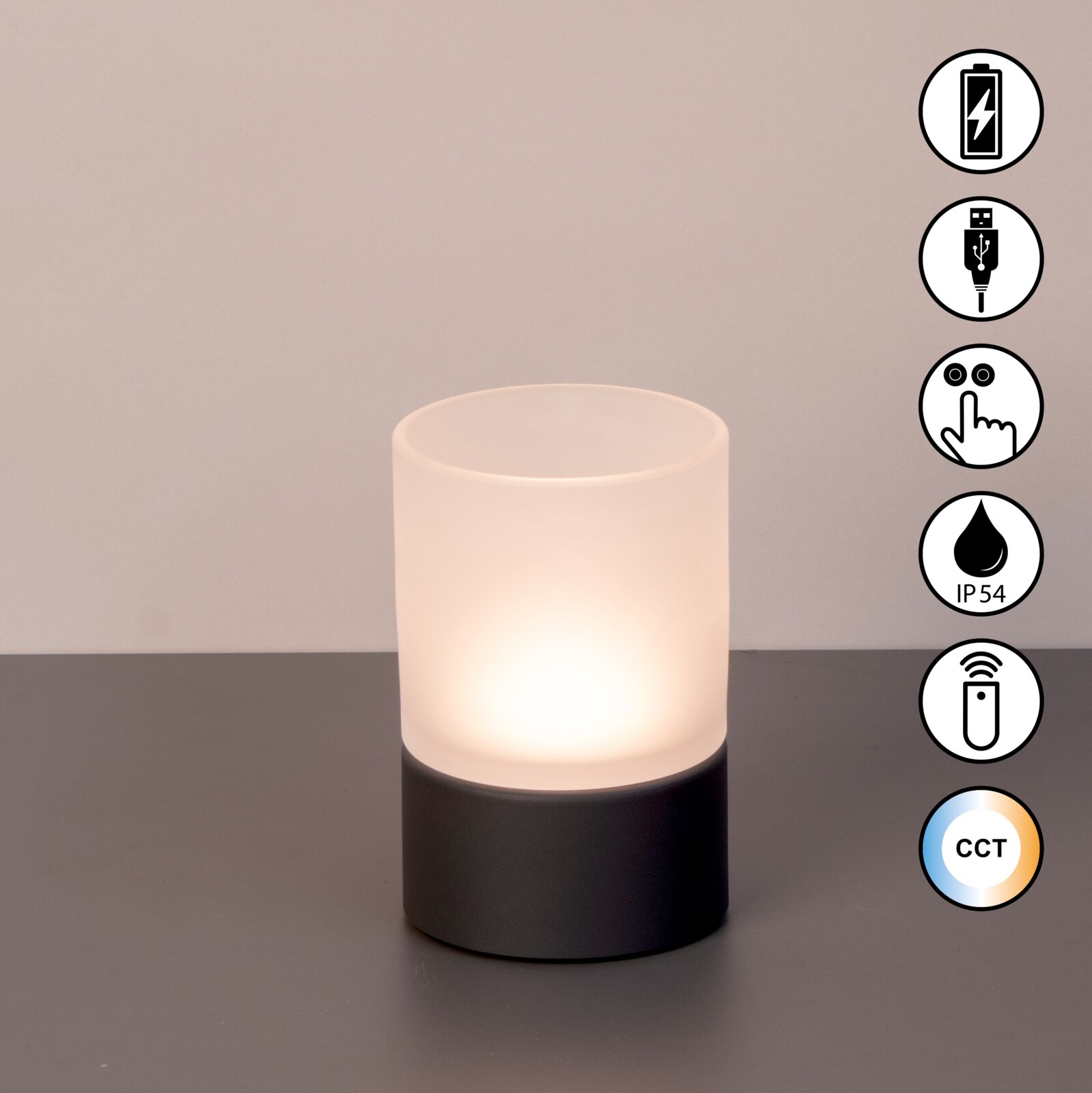 Akku-Windlicht mit zylindrischem, mattem Glas und dunklem Sockel, frontal fotografiert. Symbole für USB-Ladung, Touch-Bedienung, IP54-Schutz, Fernbedienung und CCT-Farbtemperaturwechsel sind sichtbar.