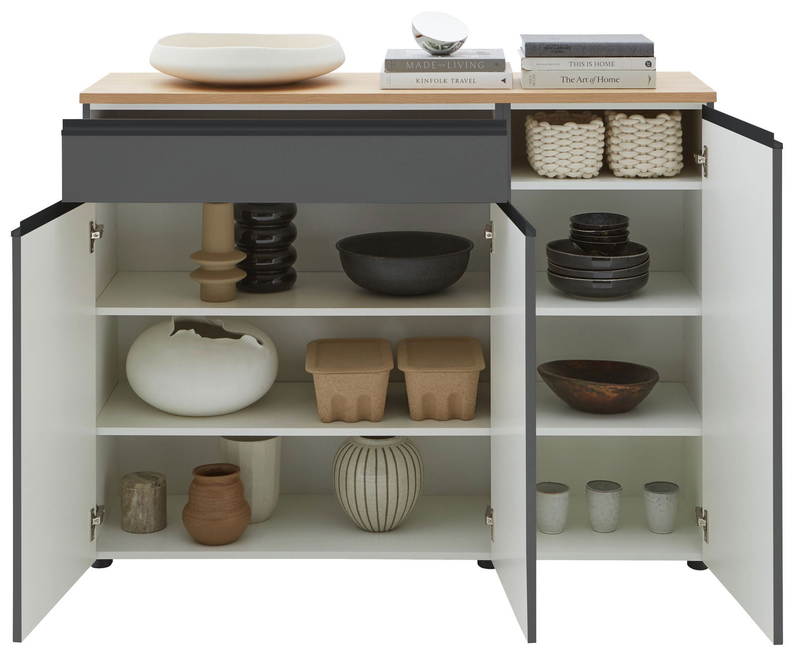 Kombi-Kommode LENDINA von Dieter Knoll, frontal geöffnet, mit dekorativen Objekten auf und in der Kommode.