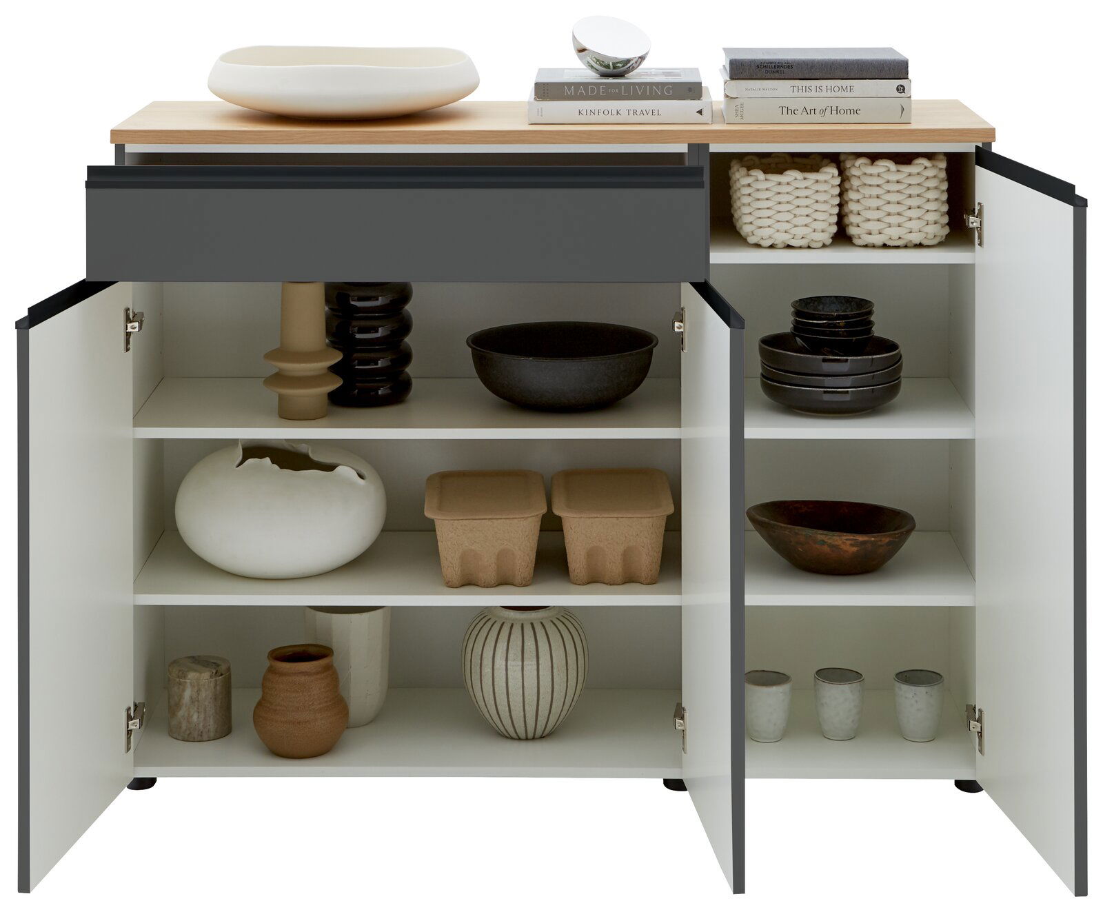 Kombi-Kommode LENDINA von Dieter Knoll, frontal geöffnet, mit dekorativen Objekten auf und in der Kommode.