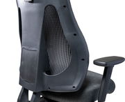 Rückansicht eines ergonomischen Drehstuhls mit Netzrückenlehne und verstellbarer Armlehne.