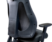 Rückansicht eines ergonomischen Drehstuhls mit Netzrückenlehne und verstellbarer Armlehne.