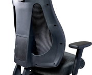 Rückansicht eines ergonomischen Drehstuhls mit Netzrückenlehne und verstellbarer Armlehne.