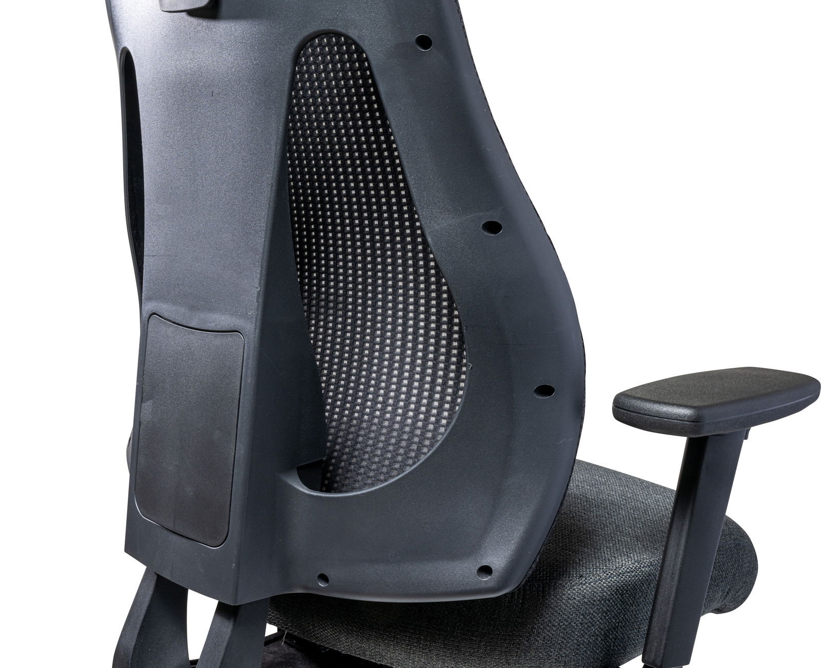 Rückansicht eines ergonomischen Drehstuhls mit Netzrückenlehne und verstellbarer Armlehne.