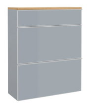 Grauer Schuhschrank mit drei Klappen und Holzdeckplatte, freistehend, in leichter Frontansicht (schräg von links) auf weißem Hintergrund