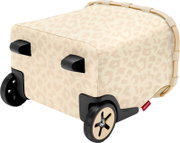 Beiger Kinderkoffer mit Leopardenmuster und zwei Rädern, Seitenansicht von hinten schräg (3/4-Perspektive) auf weißem Hintergrund