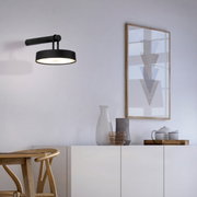 Moderne zwarte wandlamp ARMA in een stijlvolle woonkamer, zijaanzicht.