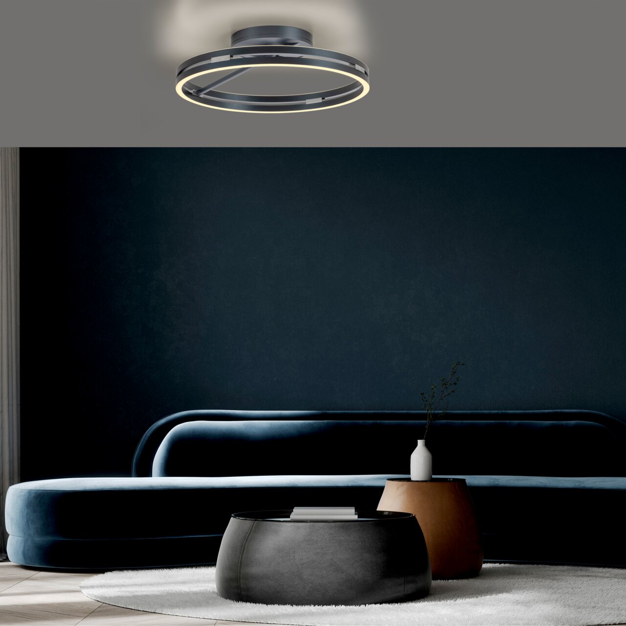 Moderne Deckenleuchte PURE Loop von Paul Neuhaus in einem stilvollen Wohnzimmer, von unten betrachtet.