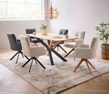 Moderner Esstisch mit Holzplatte und schwarzen Metallbeinen, umgeben von gepolsterten Stühlen in einem hellen Raum mit Teppich, seitliche Perspektive.
