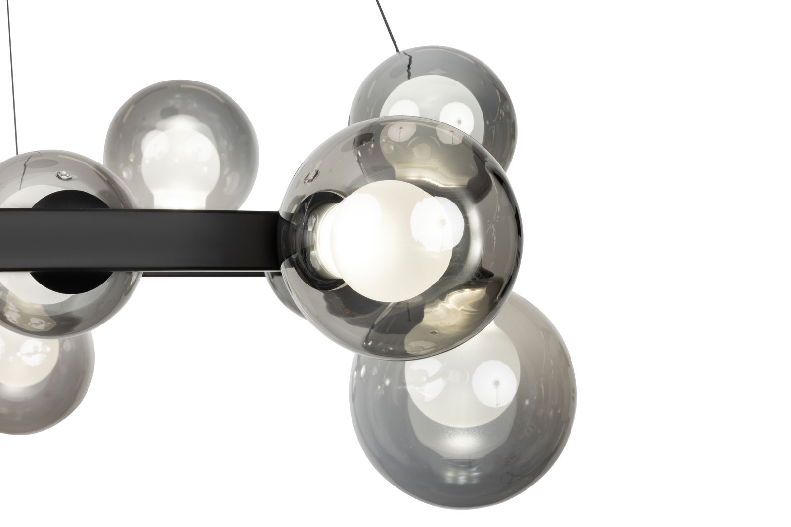 Nahaufnahme einer modernen LED-Hängeleuchte mit mehreren kugelförmigen Glaskörpern, seitliche Perspektive.