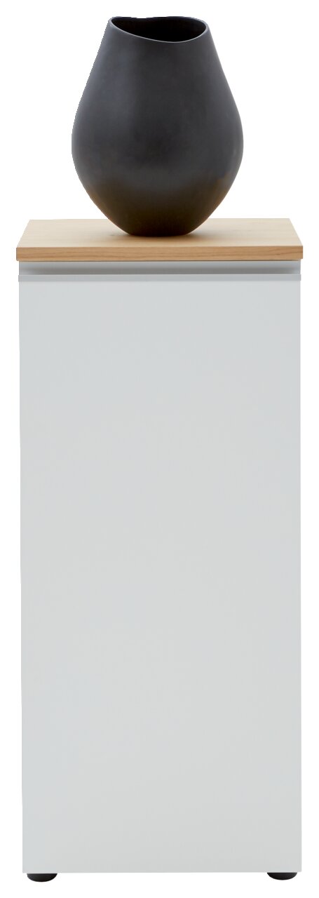 Frontansicht einer modernen, weißen Kommode mit einer schwarzen Vase auf der Holzoberfläche.