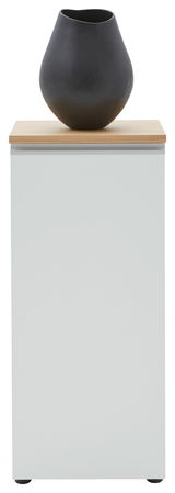 Frontansicht einer modernen, weißen Kommode mit einer schwarzen Vase auf der Holzoberfläche.