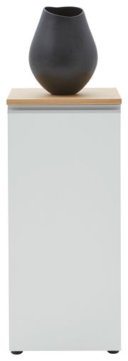 Frontansicht einer modernen, weißen Kommode mit einer schwarzen Vase auf der Holzoberfläche.