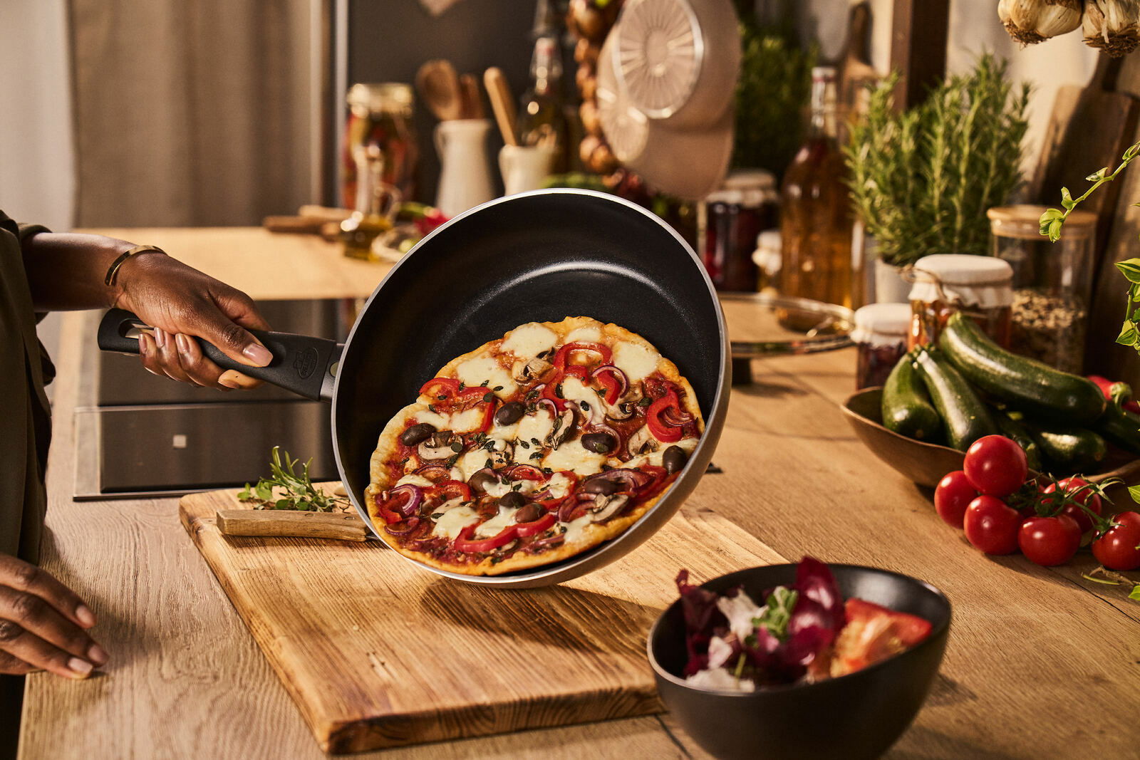 Bratpfanne mit Pizza, seitliche Perspektive in einer Küche