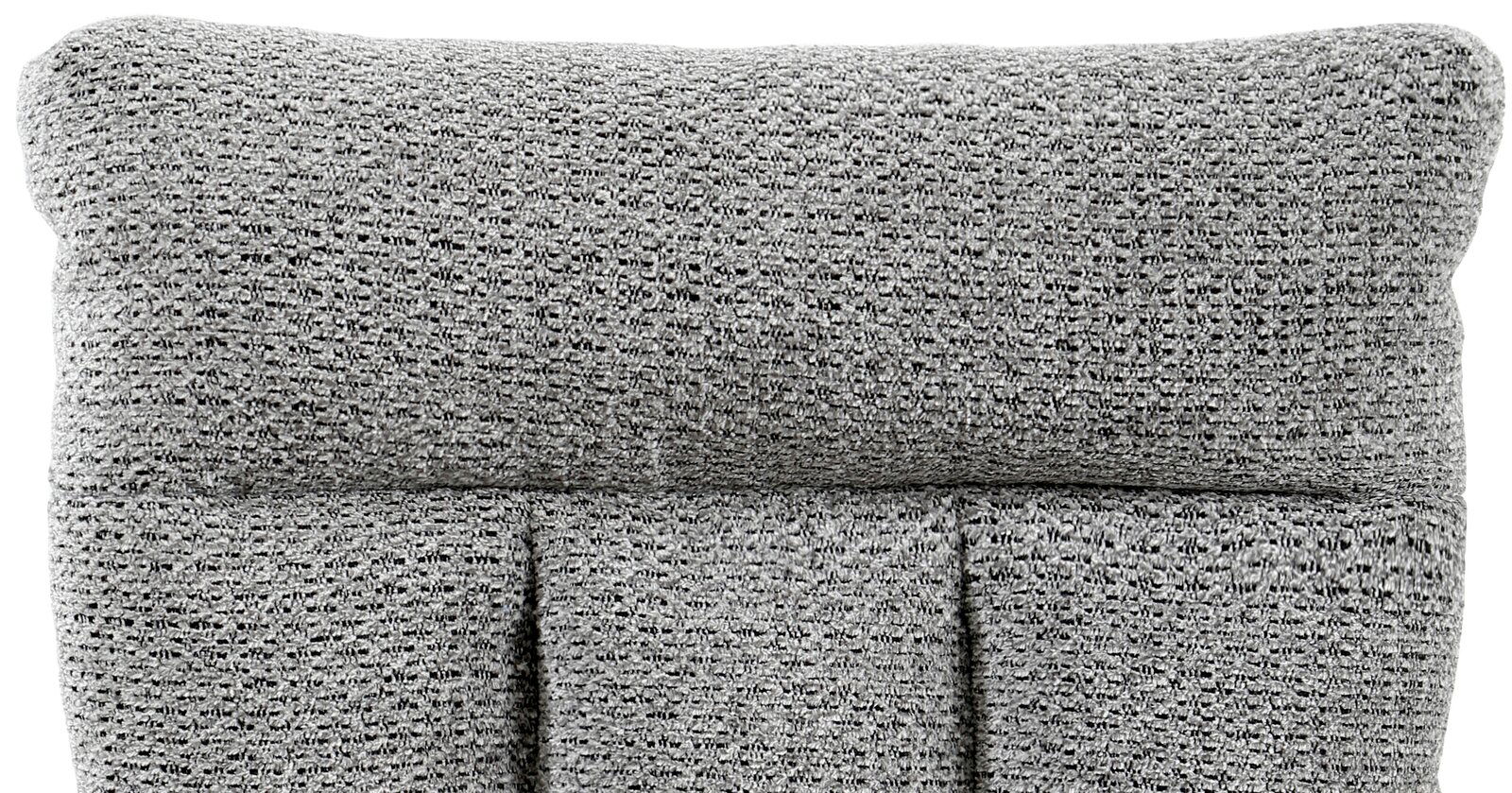 Nahaufnahme der Rückenlehne eines grauen Armlehnstuhls mit strukturierter Polsterung, von vorne betrachtet.