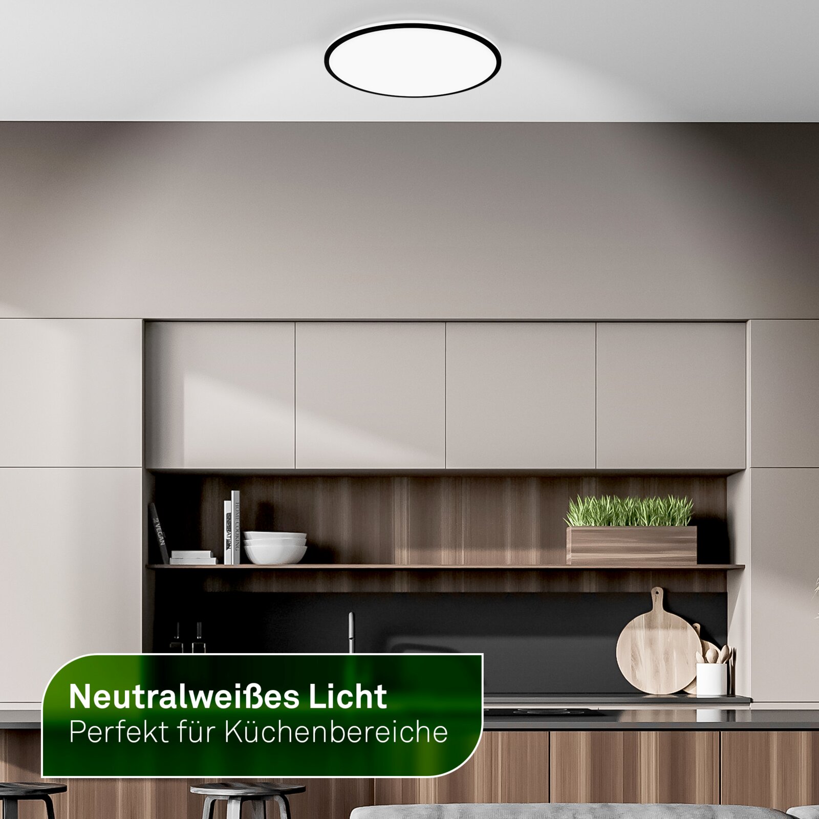 Ronde plafondlamp met zwarte rand en neutraalwit licht in een moderne keuken, vanuit frontaal perspectief licht van onderen gezien
