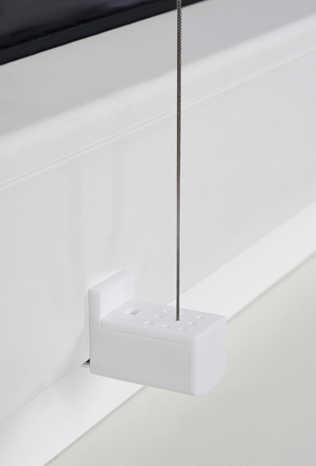 Nahaufnahme eines weißen Plissee-Halters mit gefädeltem Draht, seitliche Perspektive