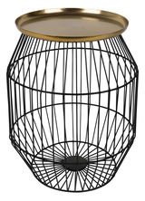 Moderner Beistelltisch mit schwarzem Drahtgestell und goldener Tischplatte, seitliche Perspektive