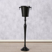 Eleganter, runder Weinkühler Amara auf hohem, schlankem Ständer, frontal abgebildet, mit einer Flasche im Eiskübel.