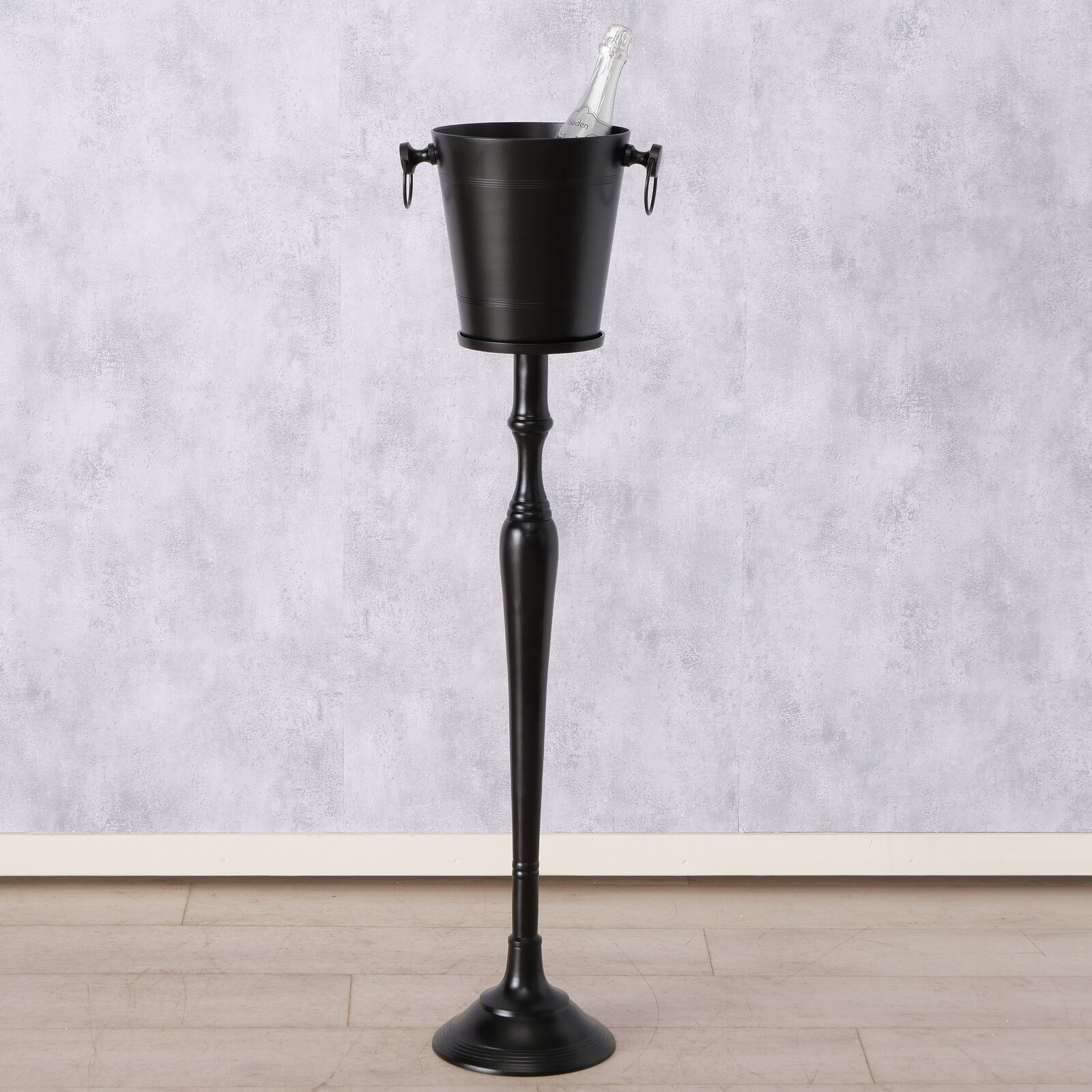 Boltze Weinkühler-Set AMARA 108cm Eleganter, runder Weinkühler Amara auf hohem, schlankem Ständer, frontal abgebildet, mit einer Flasche im Eiskübel.