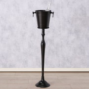 Eleganter, runder Weinkühler Amara auf hohem, schlankem Ständer, frontal abgebildet, mit einer Flasche im Eiskübel.