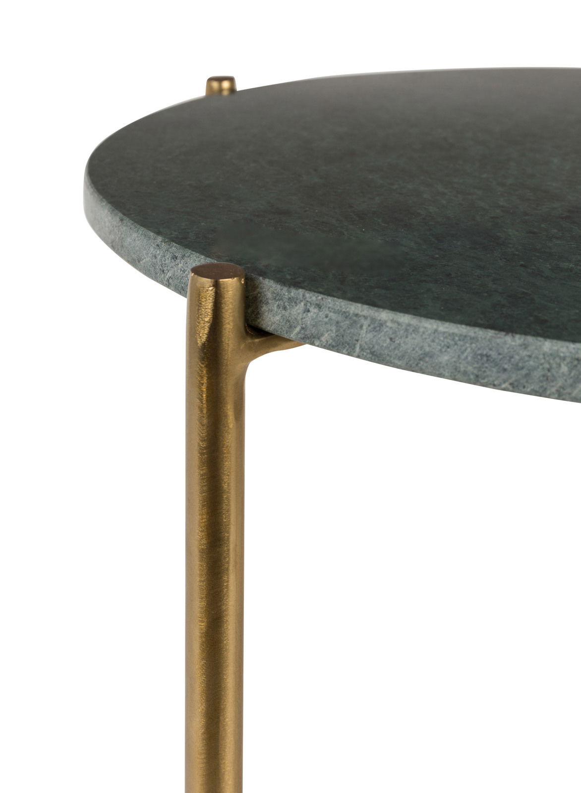 Nahaufnahme eines runden Beistelltisches mit einer grünen Marmorplatte und goldenen Beinen, seitliche Perspektive.