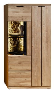 Hoge houten vitrinekast/servieskast in eikenlook met twee deuren rechts en een verlichte glazen vitrine links met laden, frontaal aanzicht