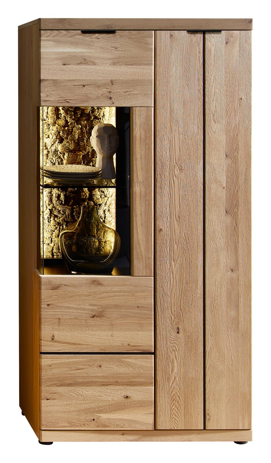 Hoge houten vitrinekast/servieskast in eikenlook met twee deuren rechts en een verlichte glazen vitrine links met laden, frontaal aanzicht