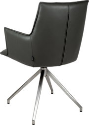 Dunkelgrauer Polster-Drehstuhl mit Armlehnen und gebürstetem Metall-Fußkreuz, Ansicht von hinten schräg links