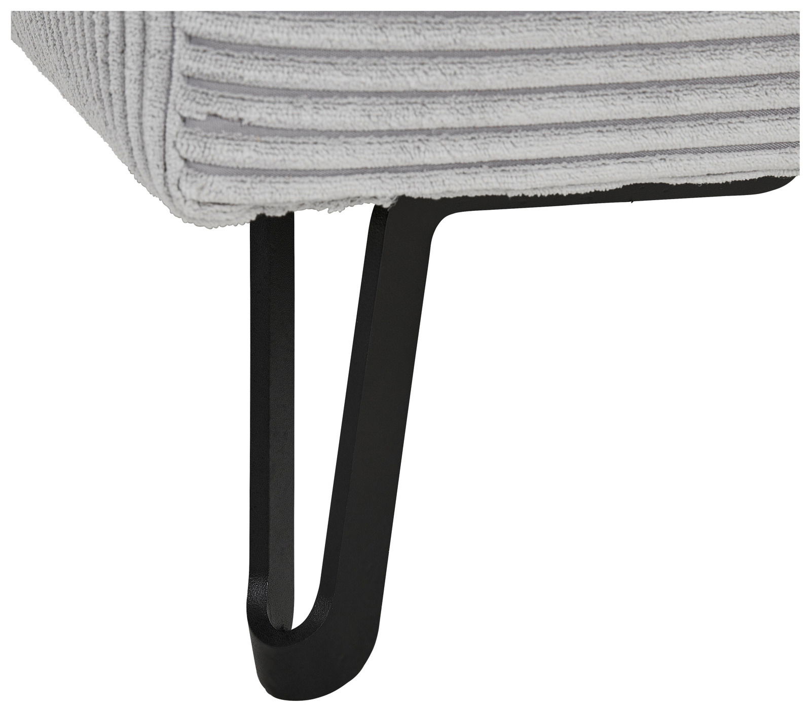 Nahaufnahme eines modernen Sofafußes aus Metall mit grauem Stoffbezug, seitliche Perspektive