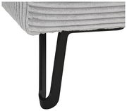 Nahaufnahme eines modernen Sofafußes aus Metall mit grauem Stoffbezug, seitliche Perspektive