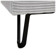 Nahaufnahme eines modernen Sofafußes aus Metall mit grauem Stoffbezug, seitliche Perspektive