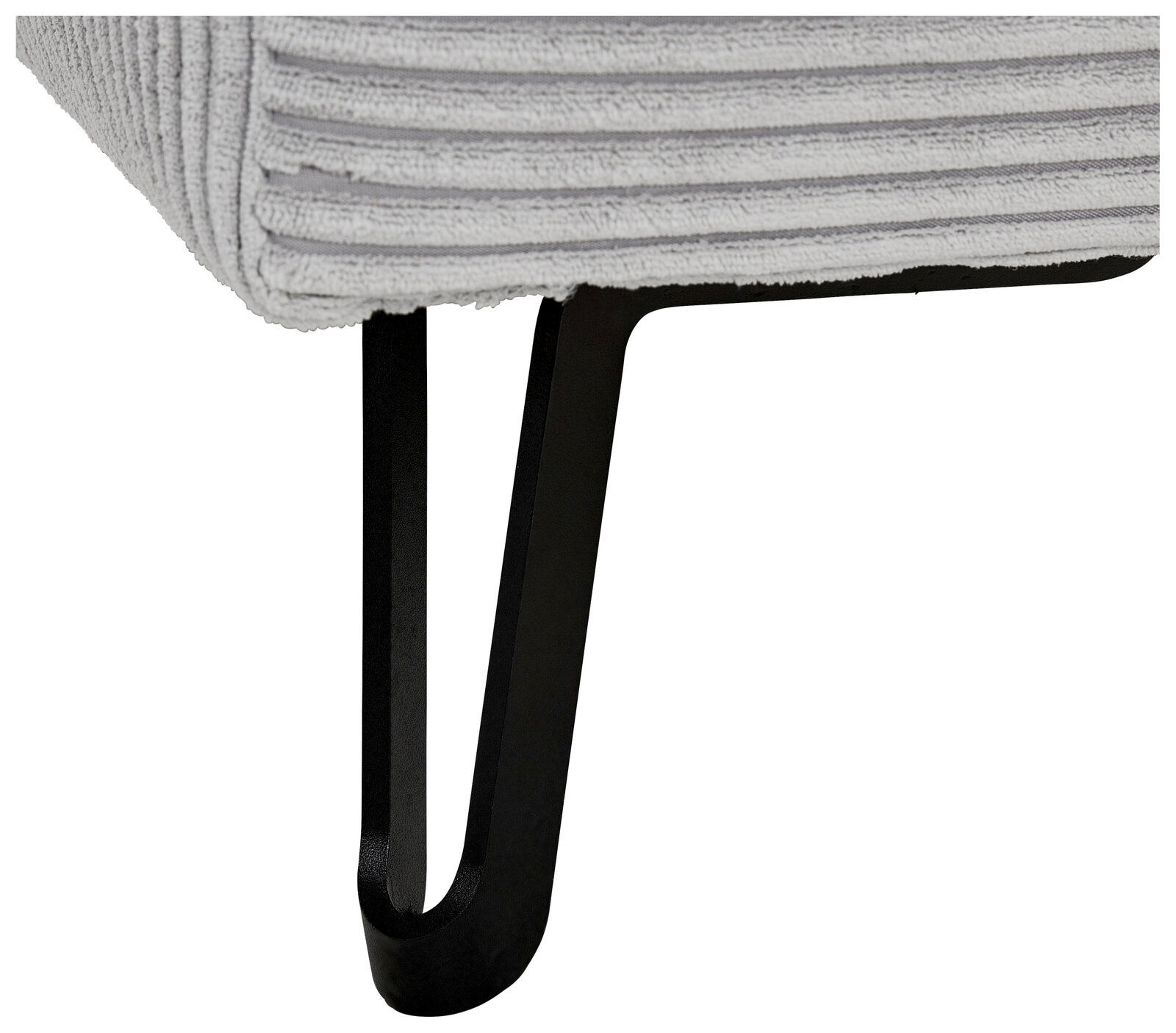 Nahaufnahme eines modernen Sofafußes aus Metall mit grauem Stoffbezug, seitliche Perspektive