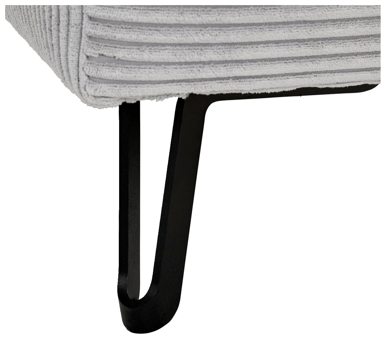 Nahaufnahme eines modernen Sofafußes aus Metall mit grauem Stoffbezug, seitliche Perspektive