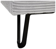 Nahaufnahme eines modernen Sofafußes aus Metall mit grauem Stoffbezug, seitliche Perspektive