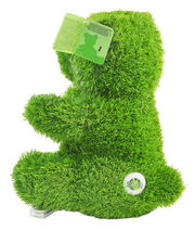 Grüner, kleiner Bär aus Kunstgras, seitliche Perspektive, mit Etikett und ANIPLANTS-Logo.