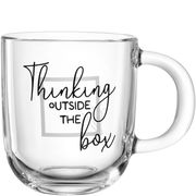 Transparente Tasse mit der Aufschrift 'Thinking outside the box', seitliche Perspektive