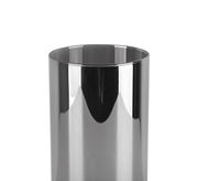 Nahaufnahme einer glänzenden, zylindrischen LED-Tischleuchte in silberner Farbe.