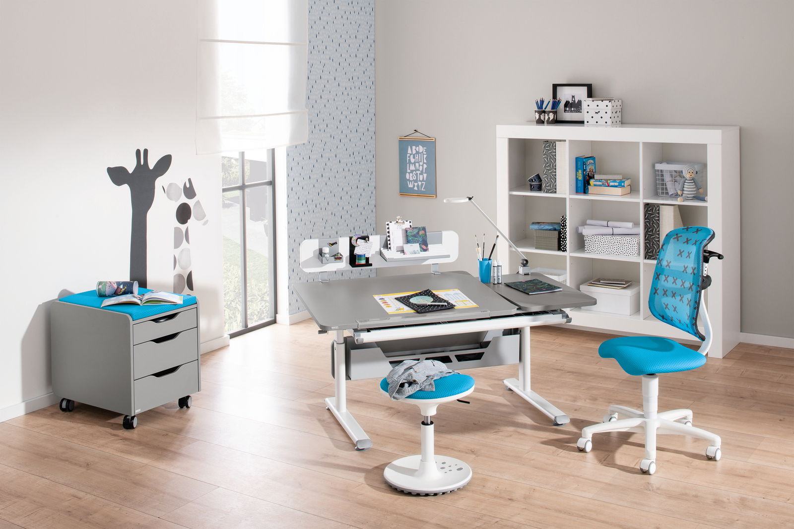 Moderner Schreibtisch in einem hellen Raum mit passendem Stuhl und Regal, seitliche Perspektive