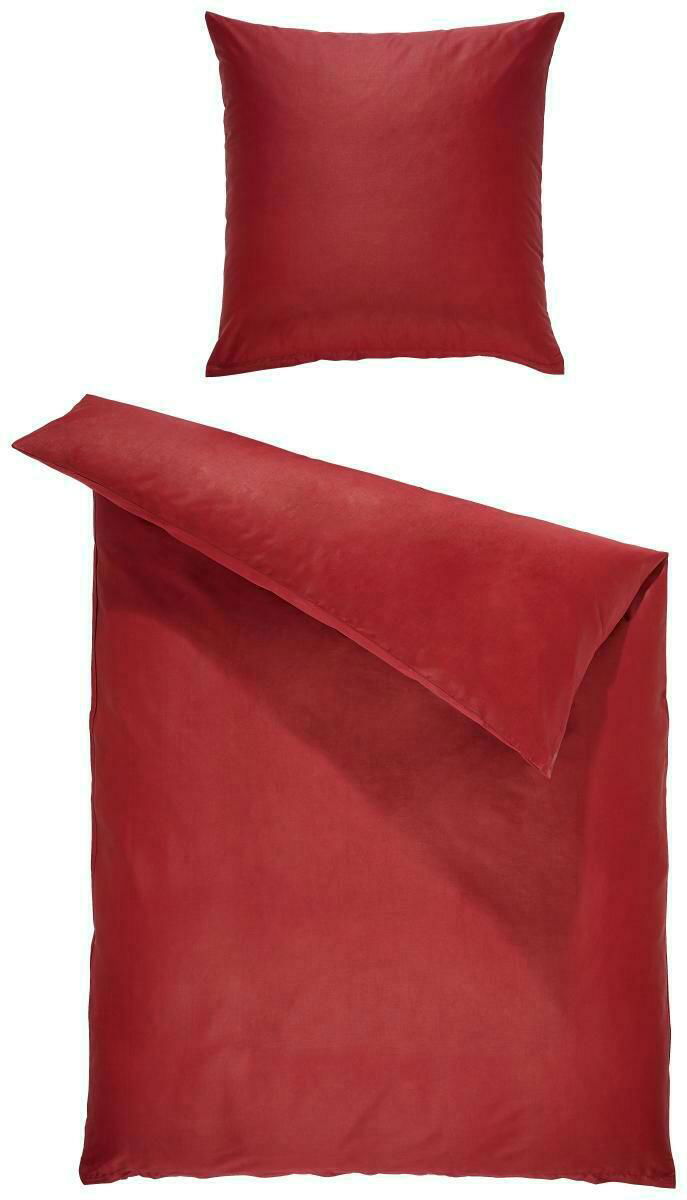 Rote Bettwäsche Merada 135x200 cm, bestehend aus einem Kissenbezug und einem Bettdeckenbezug, aus der Vogelperspektive fotografiert.