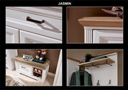 Detailansicht des Garderoben-Sets JUDITH mit weißem Holz und rustikalen Griffen, inklusive Sitzbank mit Stauraum und Kleiderhaken. Perspektive: Nahaufnahme und seitliche Ansicht.