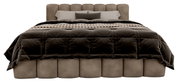 Vooraanzicht van een gestoffeerd bedframe met een beige hoofdeinde en een donker dekbed.