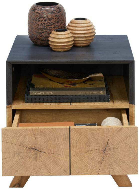 Nachtkonsole aus Holz mit zwei Schubladen, dekoriert mit Vasen und Büchern, Frontalansicht