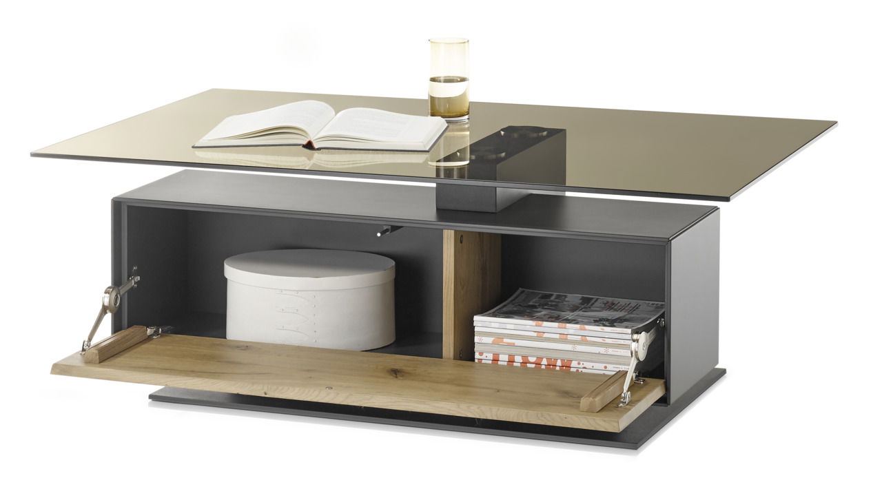 Moderner Couchtisch mit Glasplatte, offener Stauraum mit Büchern und Box, seitliche Perspektive.